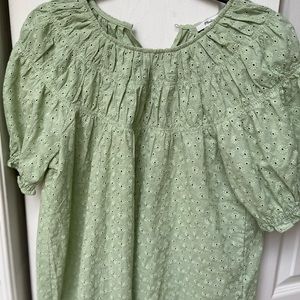 ☀️Adorable MADEWELL eyelet top! Very stylish elastic sleeves and pretty details!